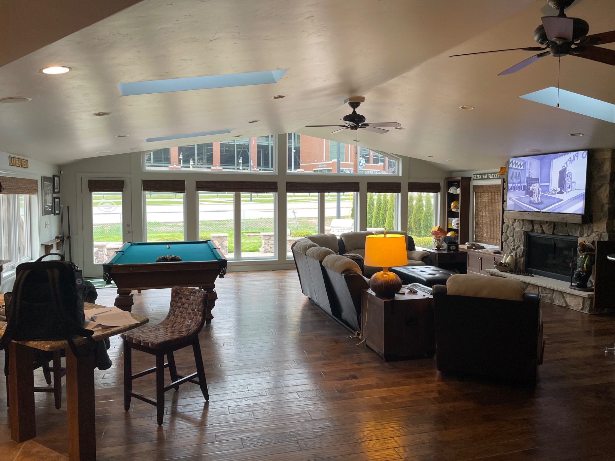 Pool table & entertainment